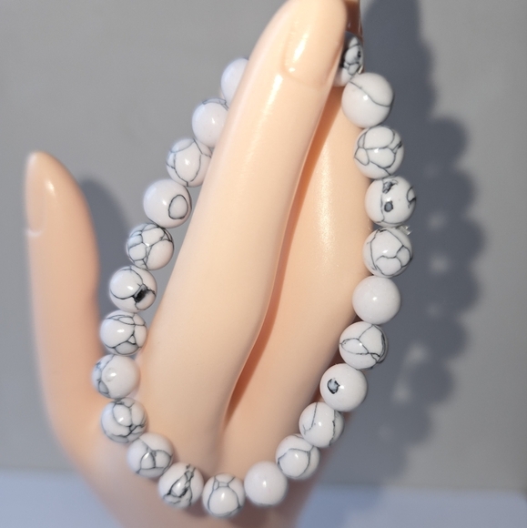 🐰 SALE🐰 8mm Howlite Bracelet - Picture 2 of 8